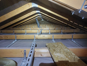 Zateplení stropů strojoven pomocí foukané izolace